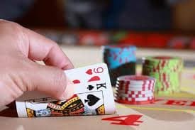Berbagai meja Caribbean Stud Poker dengan batas taruhan berbeda di lobby alexsis 500